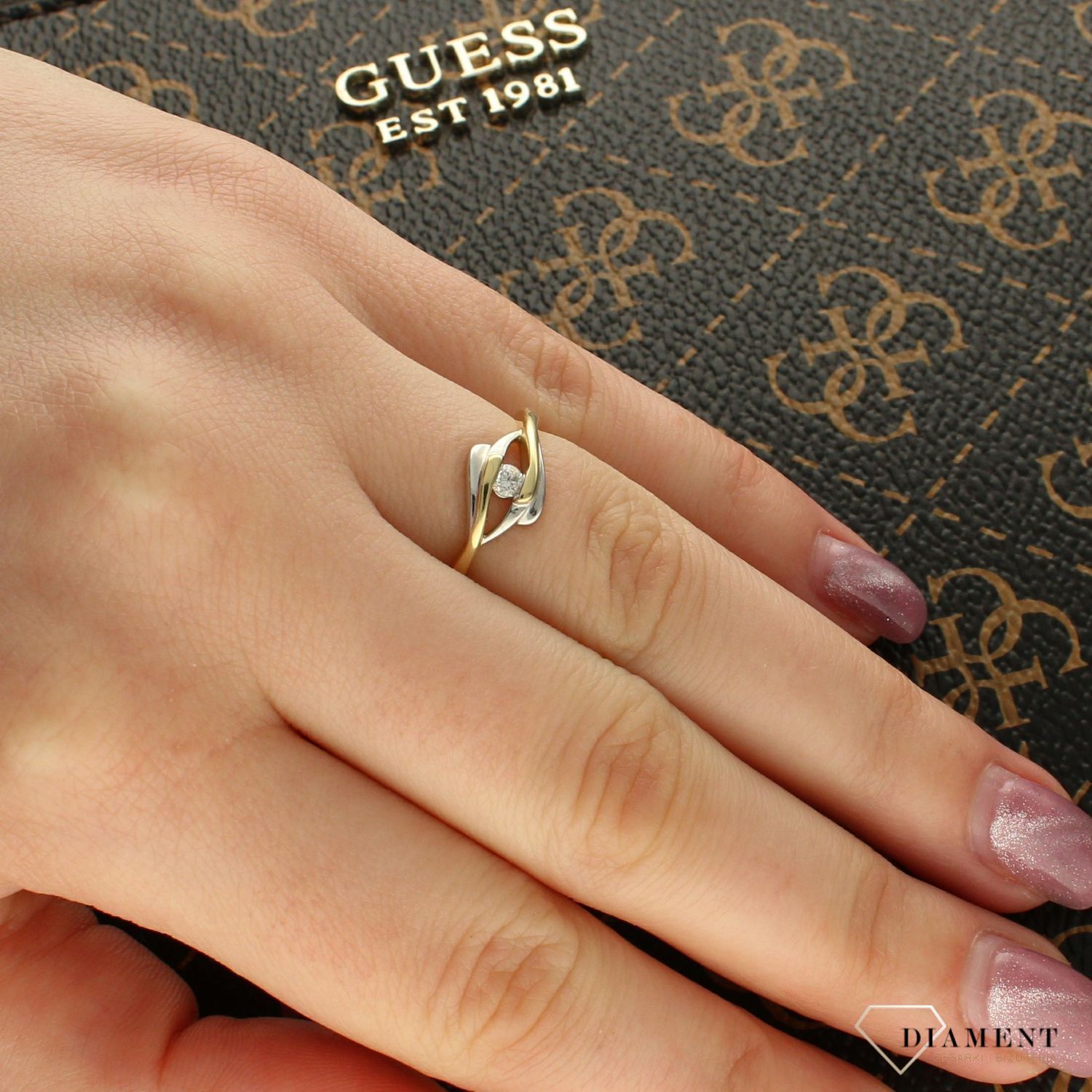 Złoty pierścionek pleciony z brylantem  Białe i żółte złoto  Rozmiar 13  1131812 HSI.jpg